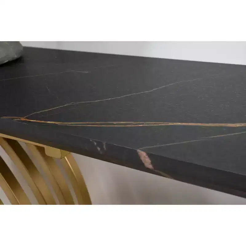 Console moderne de luxe avec pieds en métal doré en forme de X – Plateau noir, 109 cm